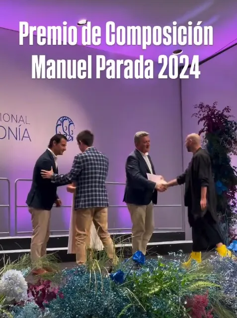 Saludos en el escenario tras la entrega del premio.