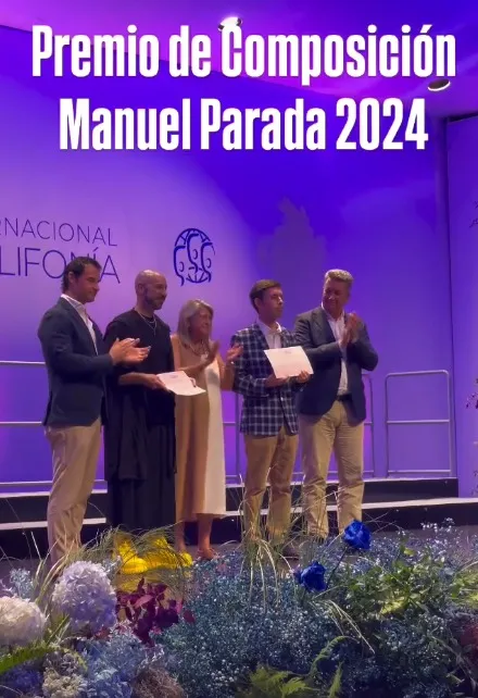 Aplausos en el escenario mientras Eduardo Aranda Hortelano sostiene su diploma.