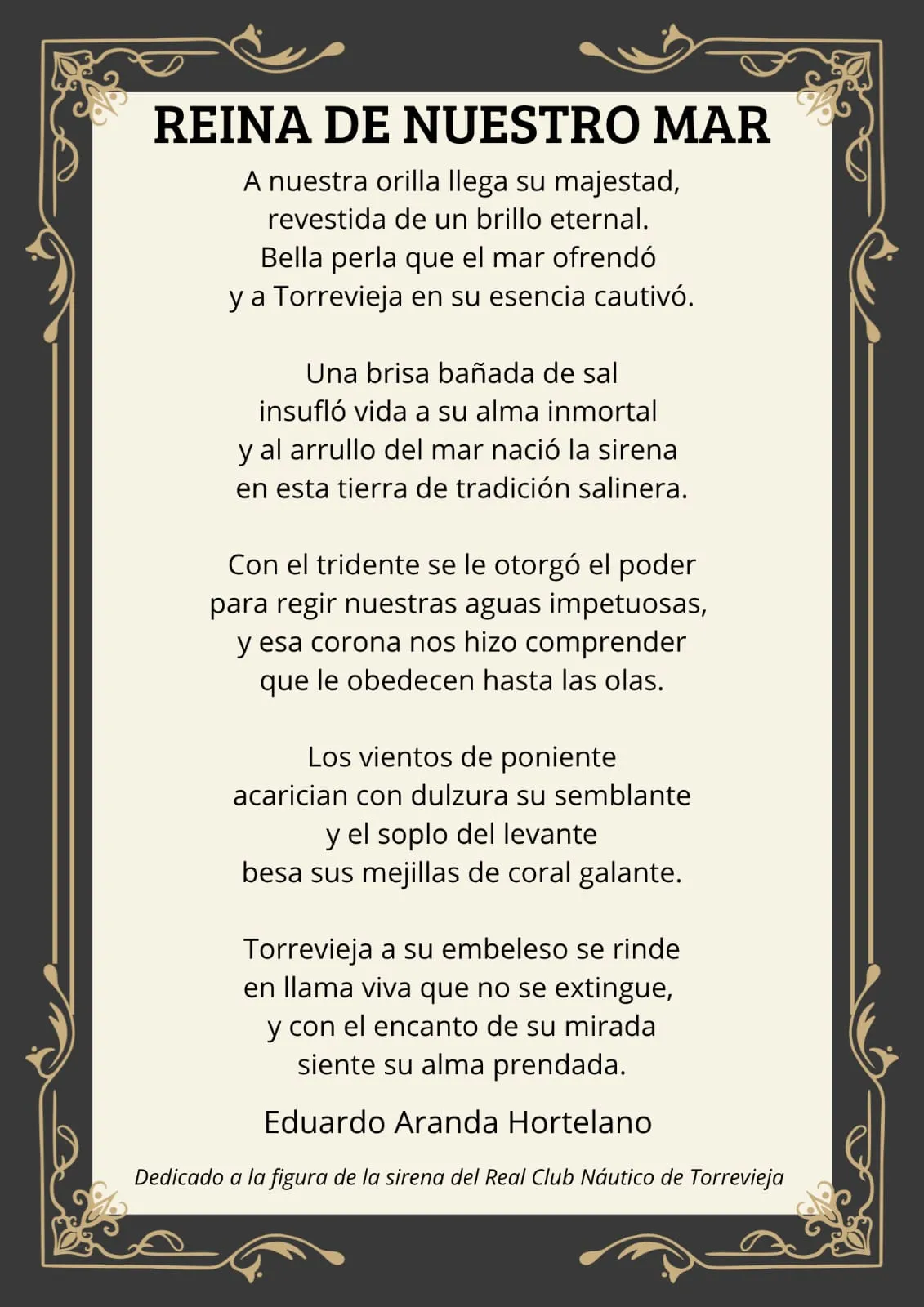 Lámina con la letra completa de «Reina de nuestro mar» sobre fondo crema, enmarcada por una orla dorada sobre gris oscuro, firmada por Eduardo Aranda Hortelano y dedicada a la figura de la sirena del Real Club Náutico de Torrevieja.